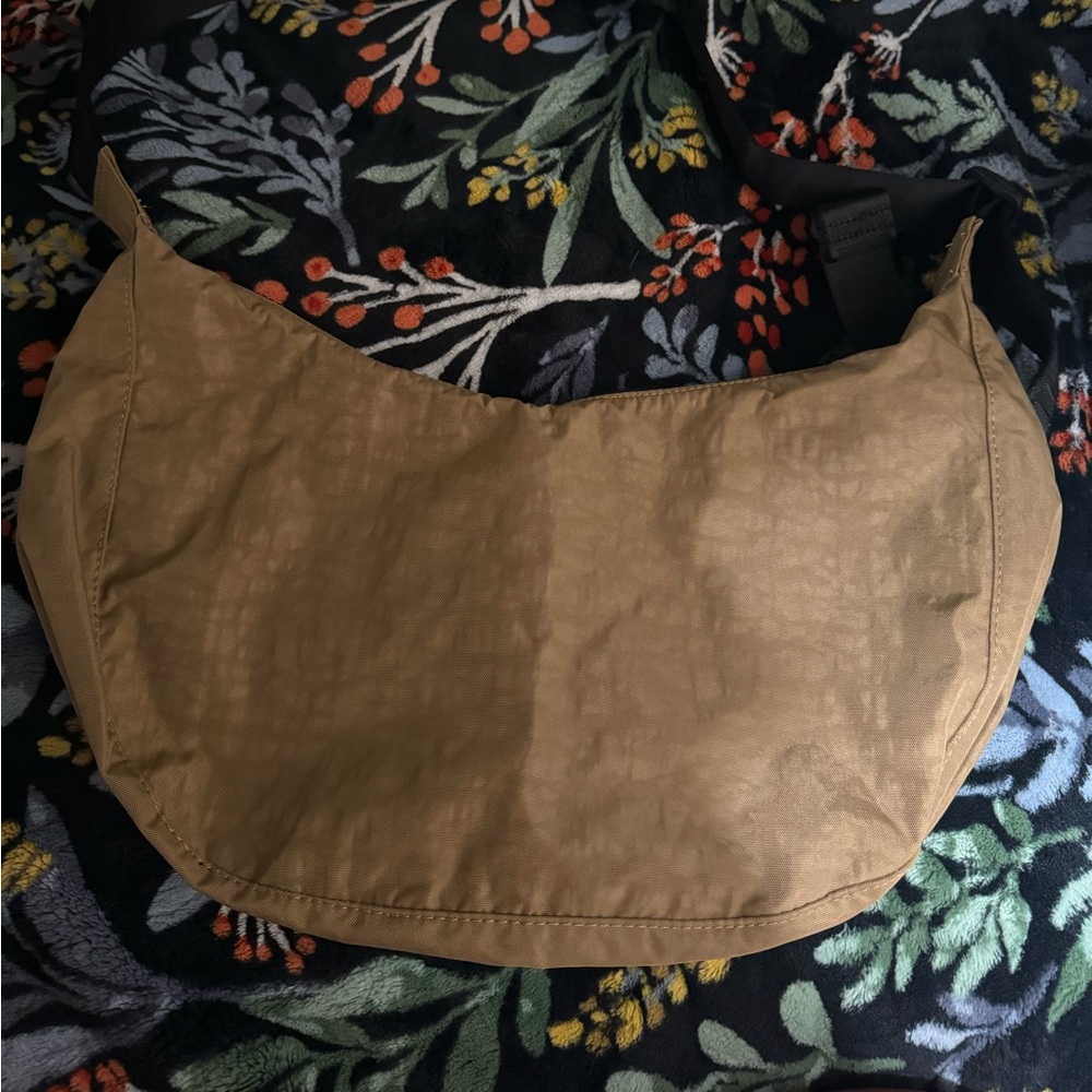 Baggu Medium Crescent in Dark Khaki